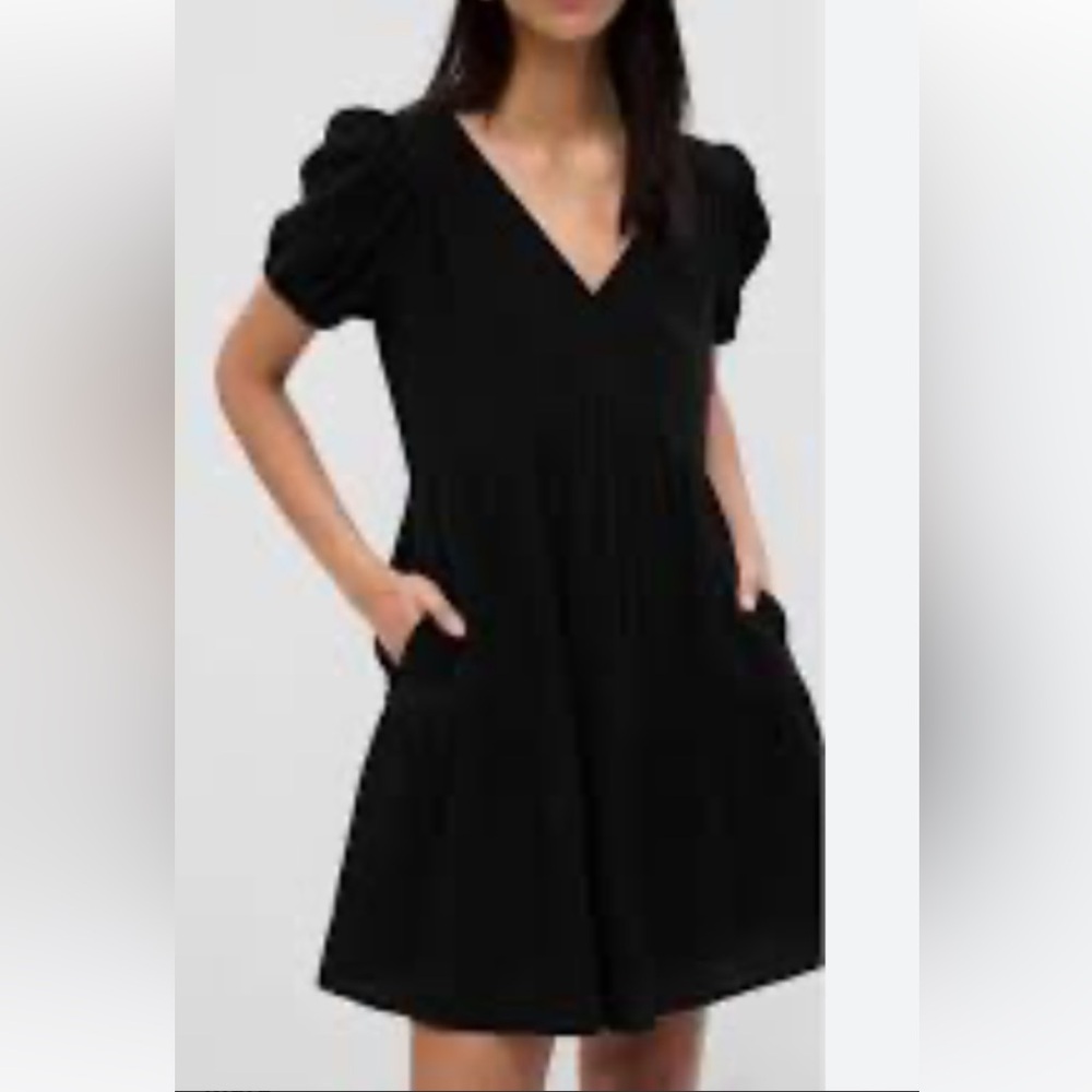 Gap Crinkle Gauze puff sleeve tiered dress. Black. Great condition! Size M